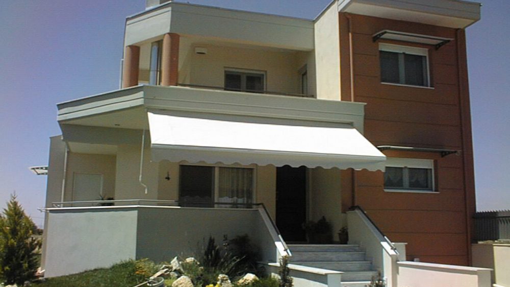 FOLDING-ARM AWNING